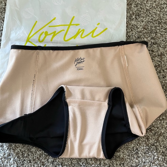 Kortni Jeane High Waisted Bottoms - Picture 4 of 5